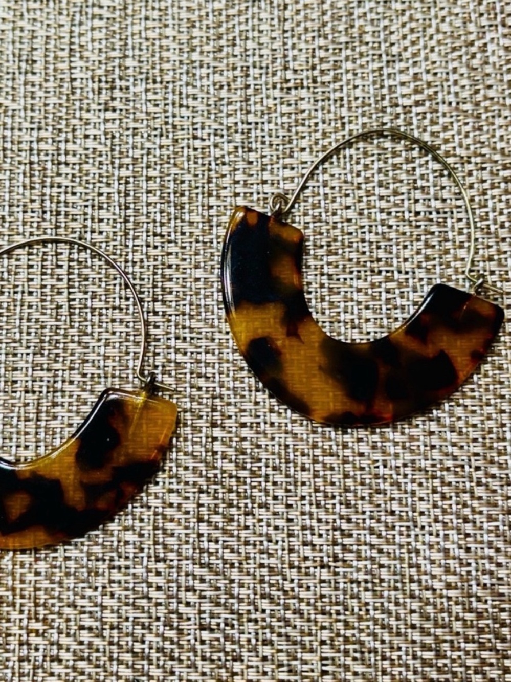 Gently used, FRANCESCA’S COLLECTIONS Tortoiseshell Acrylic Hoop Earrings 🤎🖤